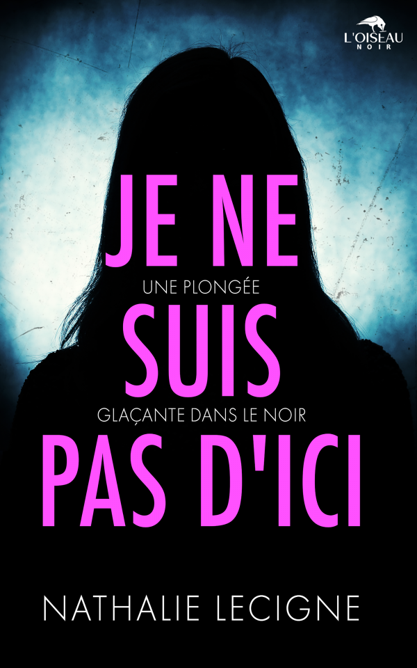 La couverture du livre Je ne suis pas d'ici représente une silhouette de femme sur un fond bleu foncé. Le titre apparaît en gros caractères roses, tandis que les mots "romans policiers" et le nom de l'auteur Nathalie Lecigne apparaissent en plus petits caractères.