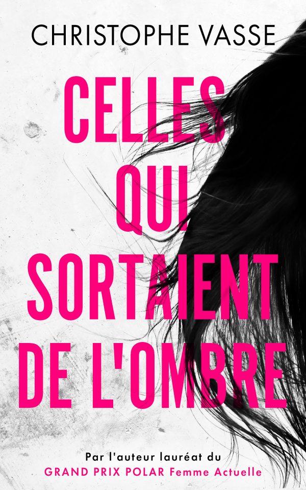 Couverture du livre Celles qui sortaient de l'ombre, avec un texte rose en gras sur une image en noir et blanc de cheveux ébouriffés et un fond subtil à la texture marbrée.