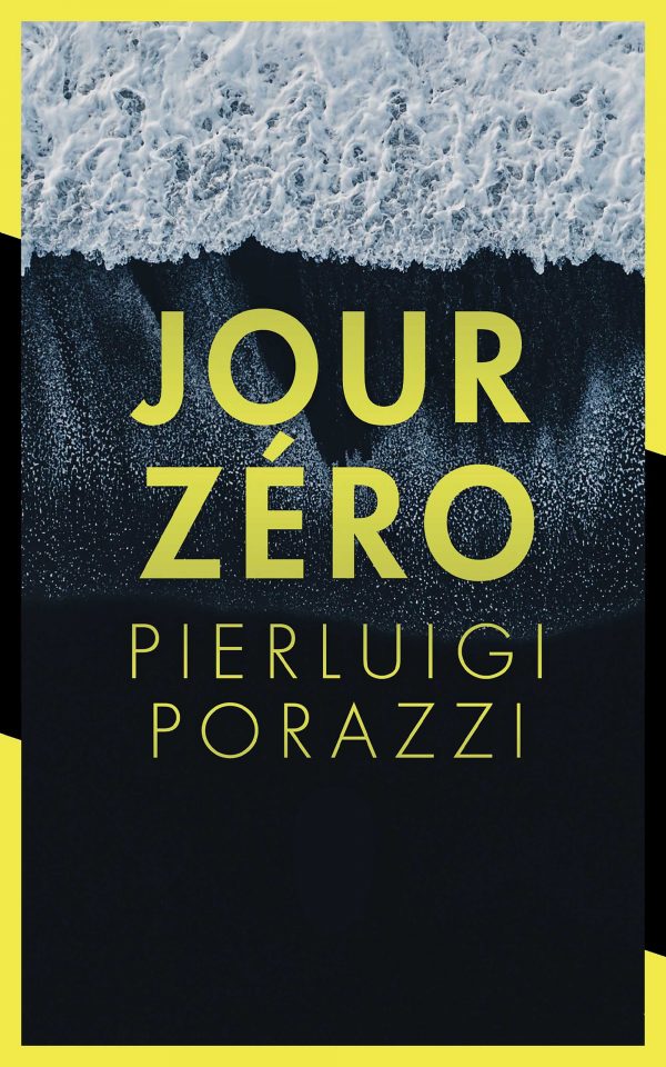 La couverture de Jour Zéro poche montre des vagues s'écrasant sur un rivage sombre, encadrées par une bordure jaune. Le texte jaune en gras indique "JOUR ZÉRO" et "PIERLUIGI PORAZZI" en dessous, mettant en valeur ce roman policier captivant.