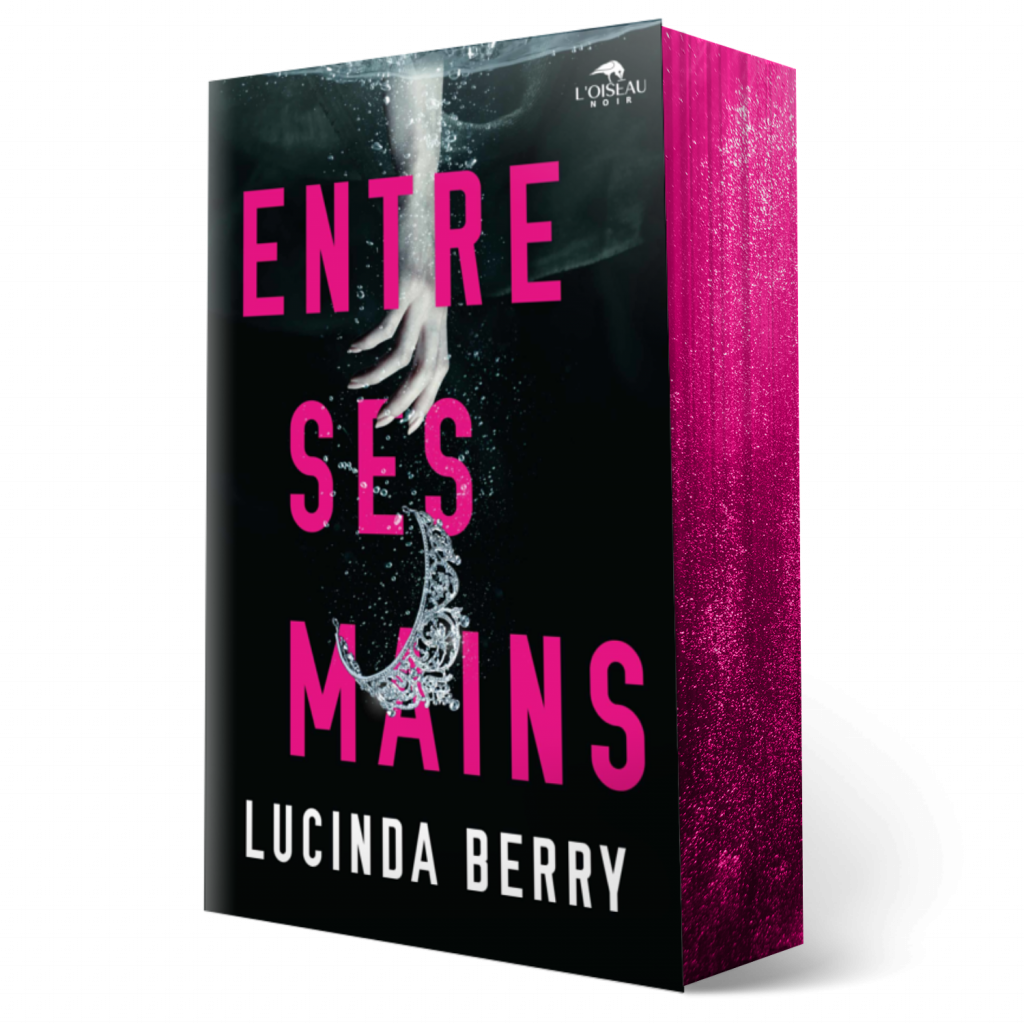 L'image montre le livre de romans policiers "Entre ses mains". La couverture représente une main tendue vers le bas au-dessus d'un croissant argenté sur un fond sombre et aqueux, les bords des pages étant teintés de rose.