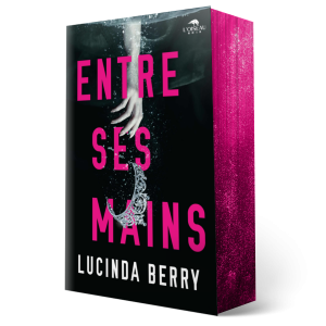 L'image montre le livre de romans policiers "Entre ses mains". La couverture représente une main tendue vers le bas au-dessus d'un croissant argenté sur un fond sombre et aqueux, les bords des pages étant teintés de rose.