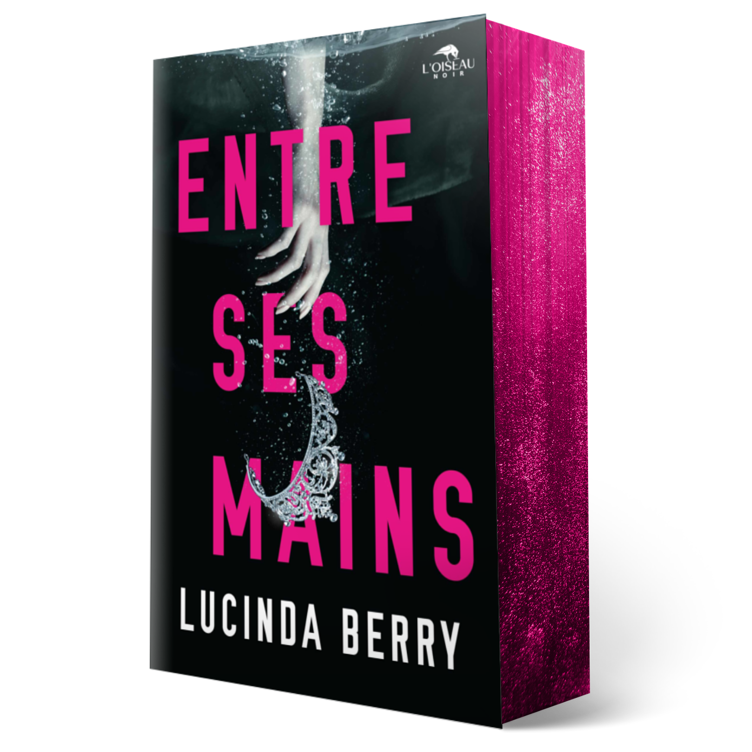 L'image montre le livre de romans policiers "Entre ses mains". La couverture représente une main tendue vers le bas au-dessus d'un croissant argenté sur un fond sombre et aqueux, les bords des pages étant teintés de rose.