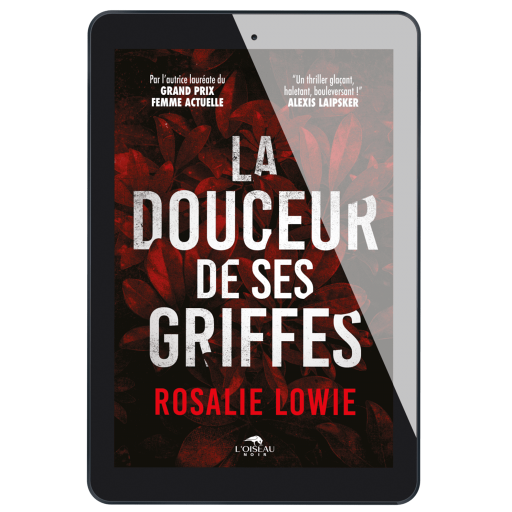 Un lecteur électronique affiche la couverture de La Douceur de ses Griffes de Rosalie Lowie, avec un texte en gras blanc et rouge sur un fond sombre avec des feuilles rouges - un incontournable pour tout fan d'Avis ENTRE SES MAINS.