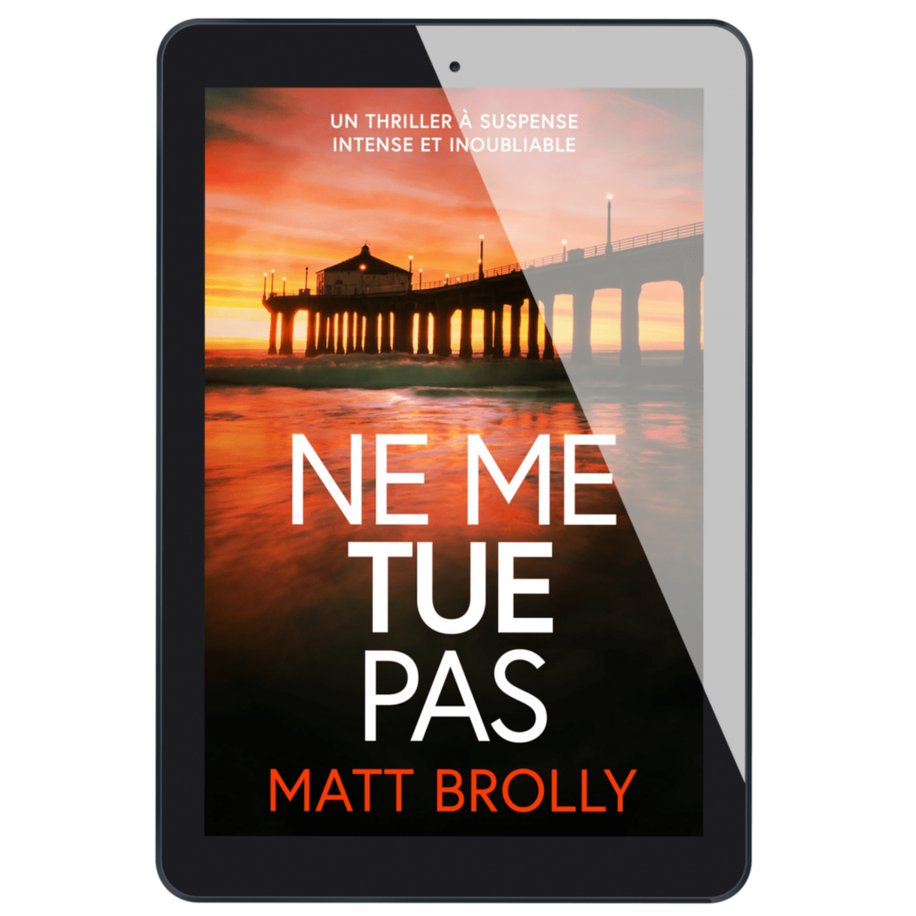 Une tablette affiche la couverture d'un livre intitulé Ne Me Tue Pas de Matt Brolly, représentant une jetée au coucher du soleil dans un ciel orange. Parfait pour une randonnée littéraire, ce thriller à suspense intense et inoubliable reçoit d'excellents avis.