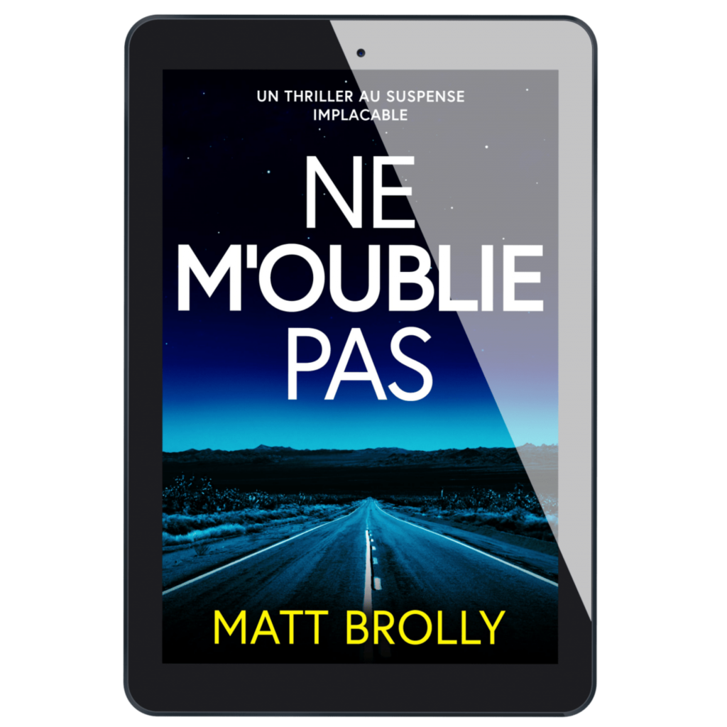 Une tablette affiche la couverture du livre Ne moublie pas de Matt Brolly, qui représente une route nocturne menant à des montagnes sous un ciel étoilé, avec un texte en gras, invitant les lecteurs à découvrir des mystères captivants comme ceux de l'Avis Ne Me Tue Pas.