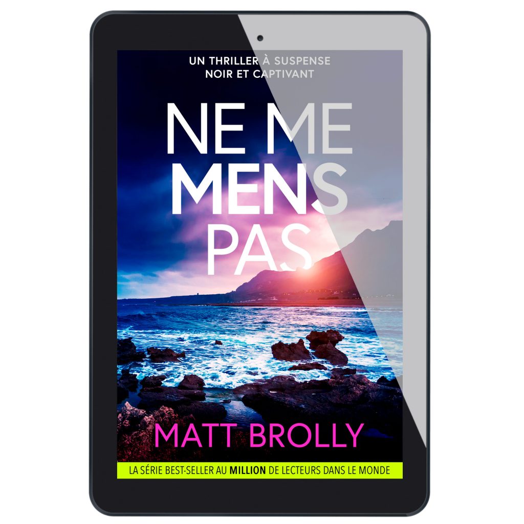 Une tablette affiche la couverture du thriller français Ne Me Mens Pas de Matt Brolly, qui présente un paysage côtier spectaculaire au coucher du soleil avec un texte audacieux en blanc et rose - parfait pour les amateurs de suspense à la manière d'Avis Ne Me Tue Pas.