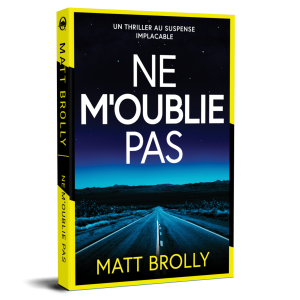 Une couverture de livre en 3D avec une bordure jaune. Le titre "Ne m'oublie pas" est écrit en caractères gras et blancs au-dessus d'une scène de route nocturne dans le désert. Le format BROCHÉ est indiqué. L'auteur, Matt Brolly, est mentionné au bas de la couverture et sur le dos. Le texte au-dessus du titre est en français.