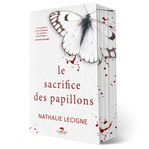 L'édition BROCHÉ du Sacrifice des papillons de Nathalie Lecigne est présentée. La couverture représente un papillon blanc aux ailes bordées de noir et d'éclaboussures de sang rouge sur un fond d'un blanc immaculé.