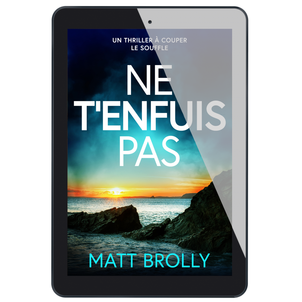 Une tablette affiche la couverture du livre *Ne t’enfuis pas* de Matt Brolly, sur laquelle on peut voir un coucher de soleil sur l’océan avec des rochers en silhouette et un texte en blanc et bleu bien visible, qui rappelle les visuels saisissants de *Avis Ne Me Tue Pas*.